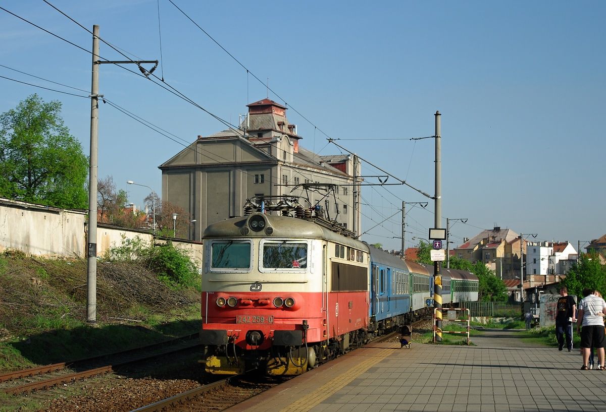 Tra .183 vlak Os7504  loko 242.259_Plzen-zastvka 2.kvtna 2012