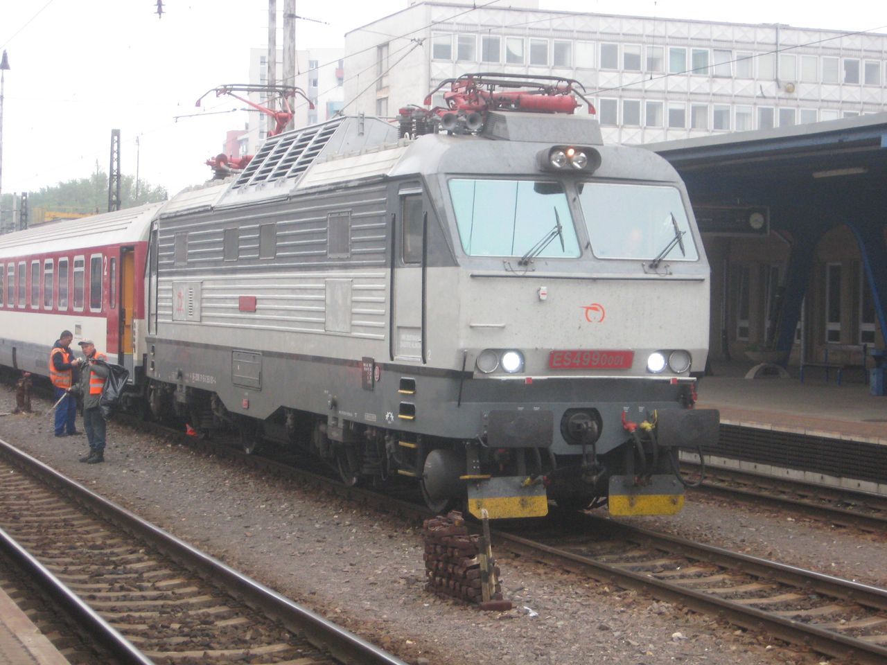 Protypov krysa ES 499.0001 (350.001) ZSSK pi posunu ve stanici Bratislava Nov Mesto. 