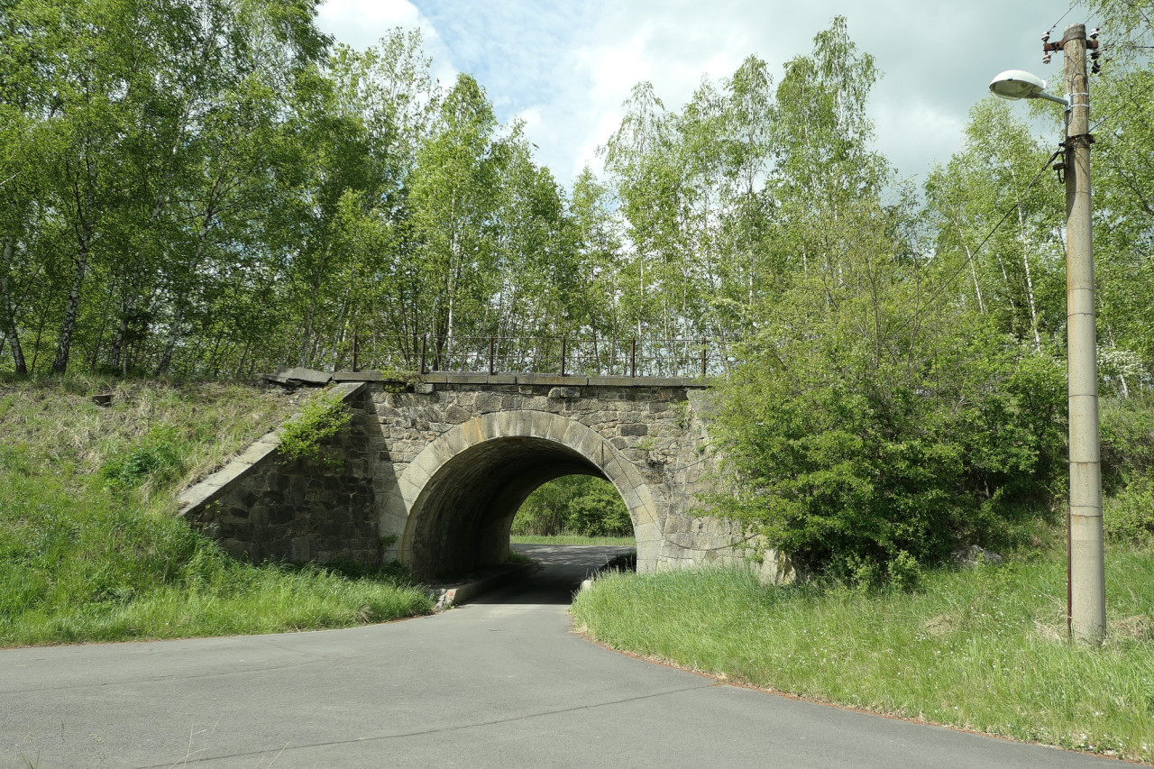 Mostek pod kolejemi u Vintova