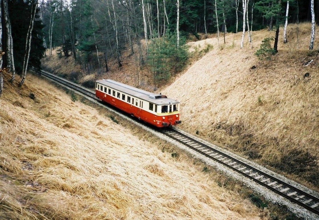 830.090 ve zvl. vlaku z Rakovnka do Stochova, nedaleko evniovskho ndra, 8.3.2003