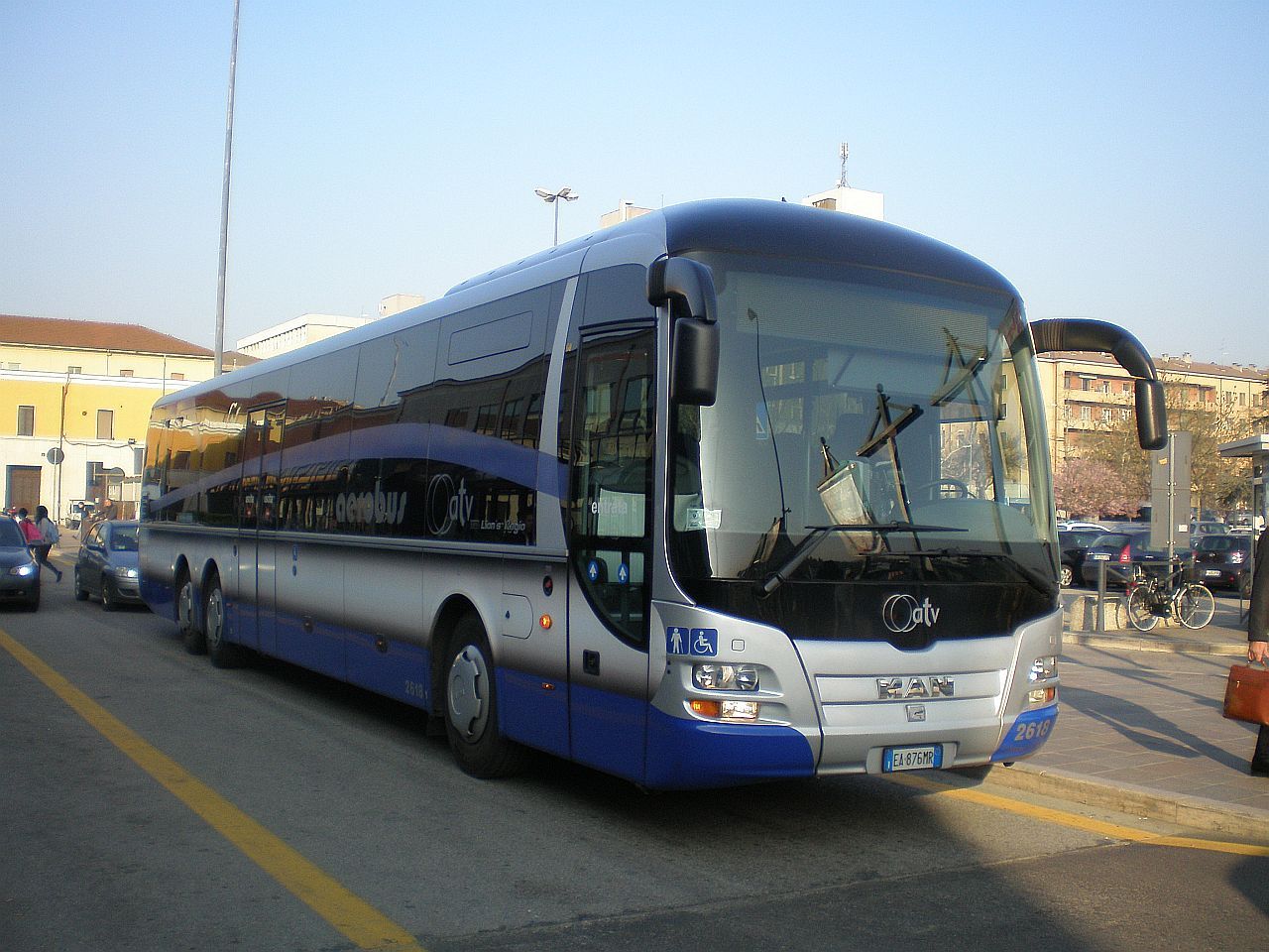 Verona - aerobus ped ndram Porta Nuova dne 25.03.2011 rno