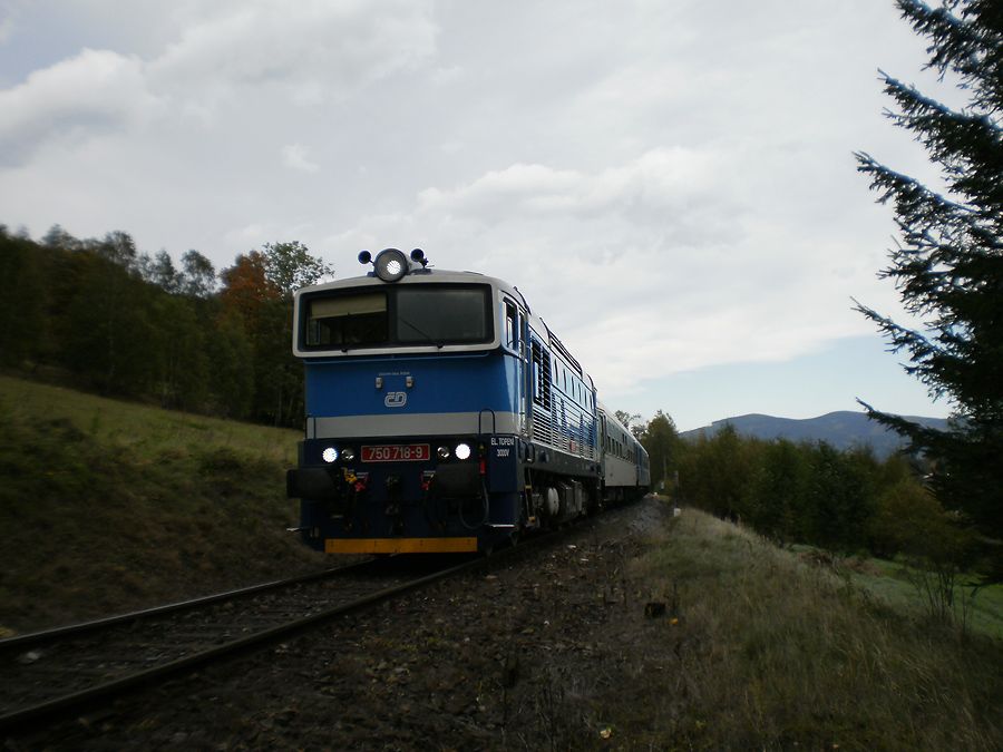 Lokomotiva D 750.718 jako R 905 ve smru Horn Lipov