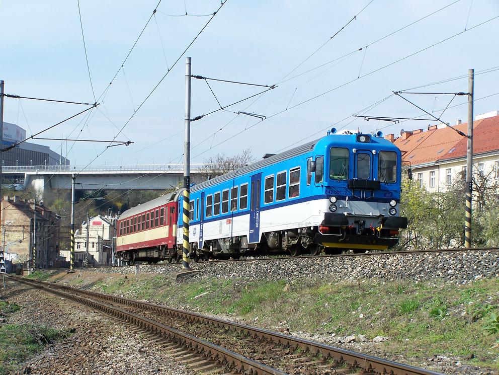 842.007 nasazena na zkuebn obrat - R 1245/48, zde na konci trasy R 1245 v Praze Nuslch - 11.4.12.