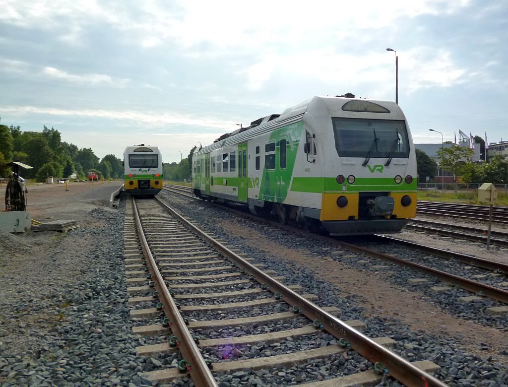 Dvojice motorovch voz Dm12 ve stanici Hanko