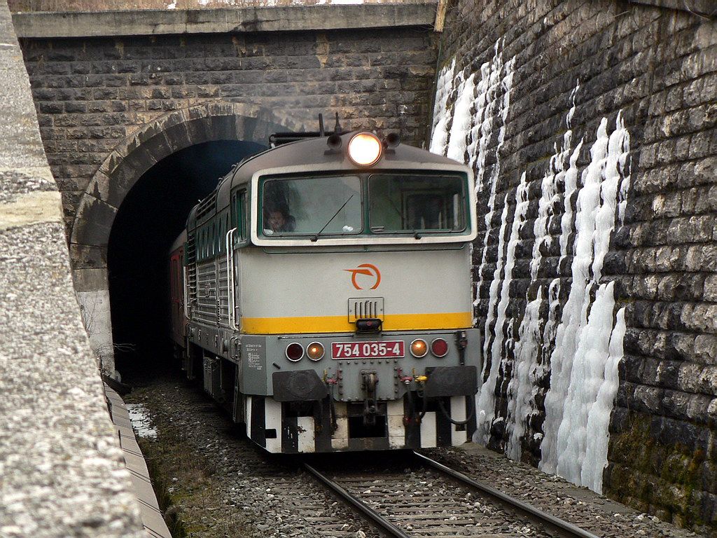 754 035 s R 932 "Domica" letiac plnou parou  z Jablonovskho tunela, 2.3.09, autor: Duan Dendis