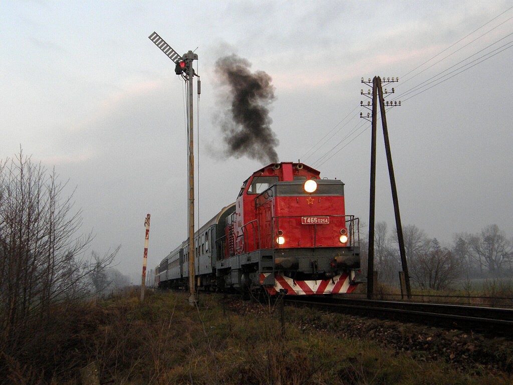 T 466.0254 na trati z Prievidze do Topolan u Oslan 8.12.2007 foto-M.ich