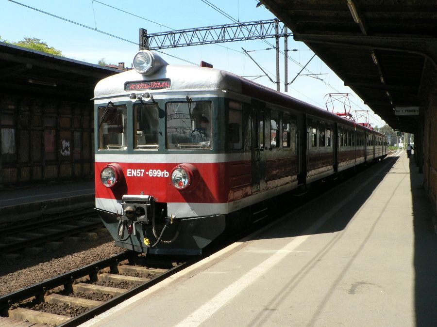 V Jelenie Ge ekaj na vlaky od Tanvaldu ppoje do Wroclawy.