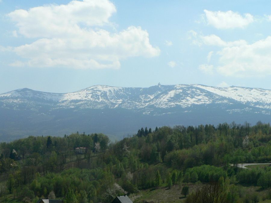 Krsn panorama jsou vidt z vlaku v seku Jelenia Gra - Harrachov.