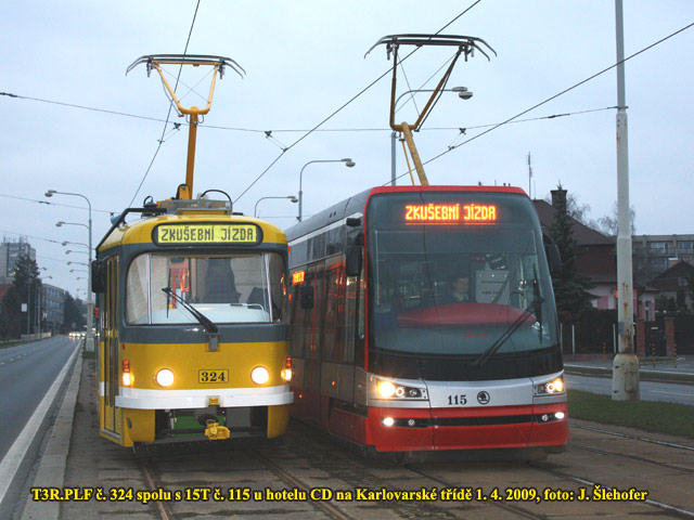 Nejnovj plzesk tramvaj T3R.PLF . 324 (vlevo) a prototyp vozu koda 15T pro Prahu (vpravo)