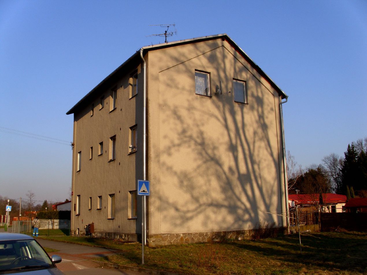 Budova ndra v Klimkovicch. Kolejit bylo z druh strany, kde jsou bohuel zahrdky.