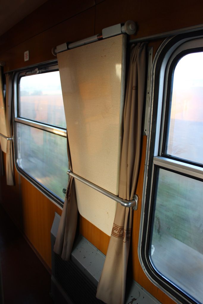 Stolky mezi okny ve voze Bc841