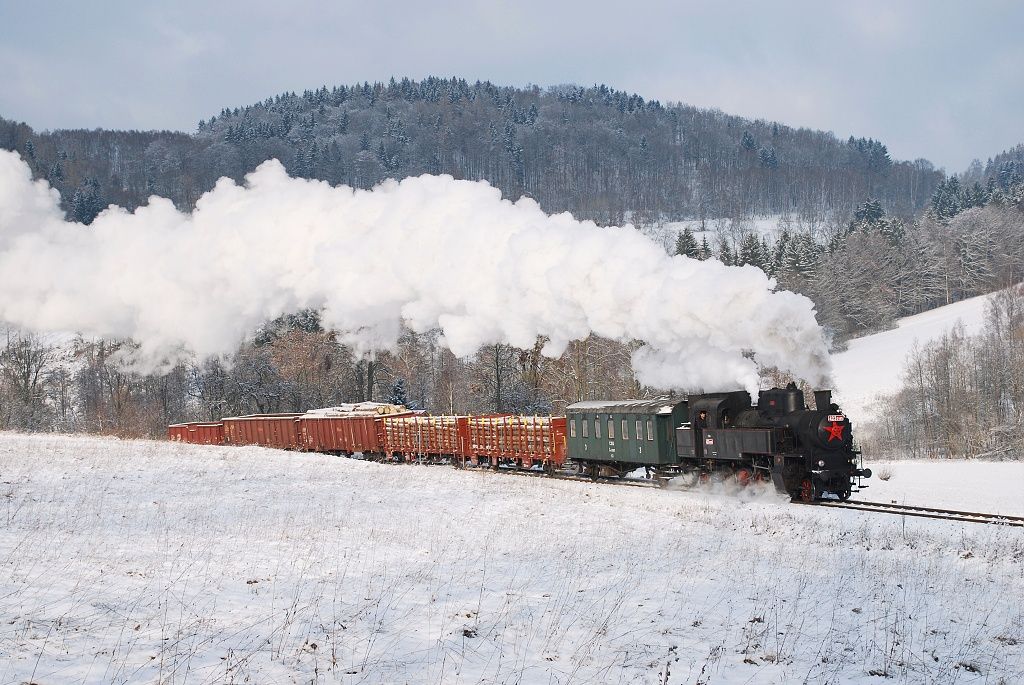Lokomotiva 4230145 s nkladnm fotovlakem mezi zastvkama Horn Sytov a Vchov nad Jizerou.