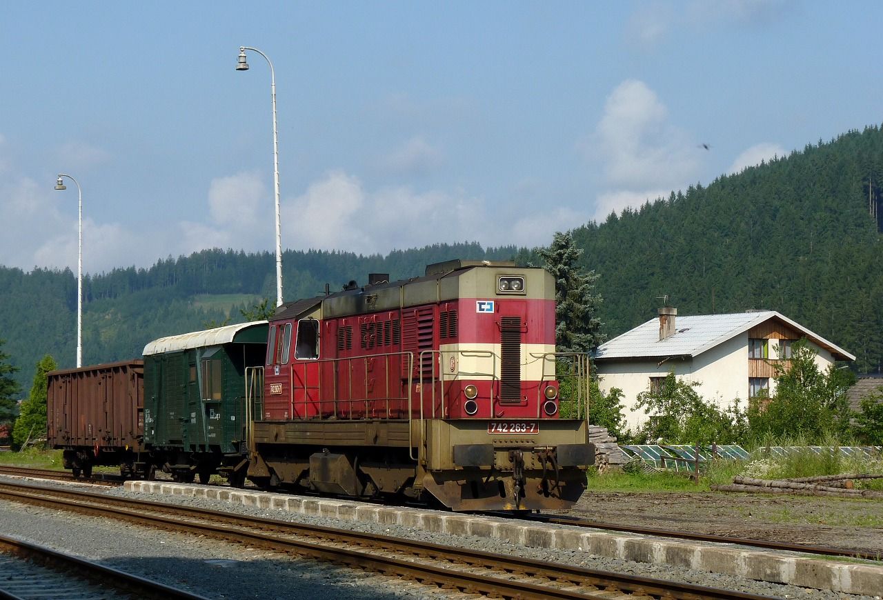 742.263 , Velk Karlovice ,obrat mezi vlaky Mn 81171 a Mn 81170, 6.8.2011, foto:Vojtch Gek