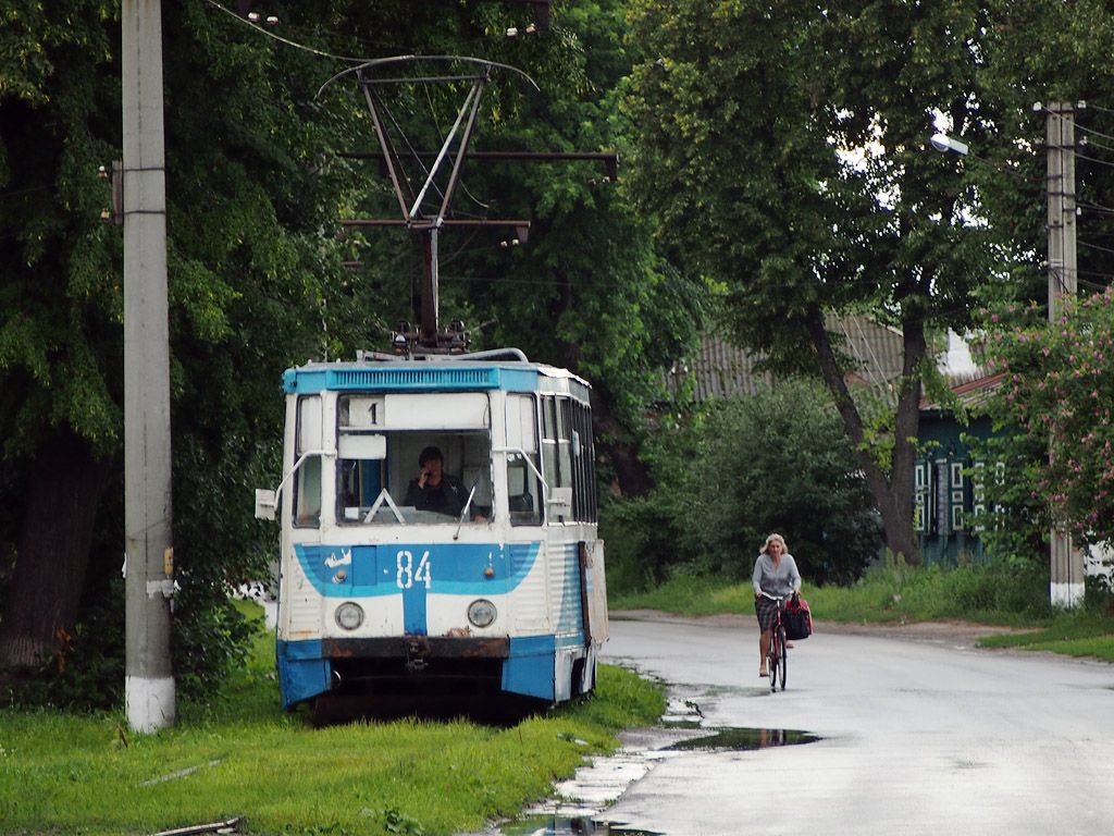 Vyrovnan souboj na Sverdlov ulici, mrn navrch ale mla tramvaj.