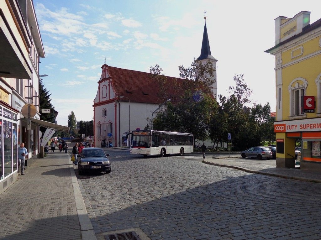 Autobus vjd Podskalskou ulic do historickho centra.