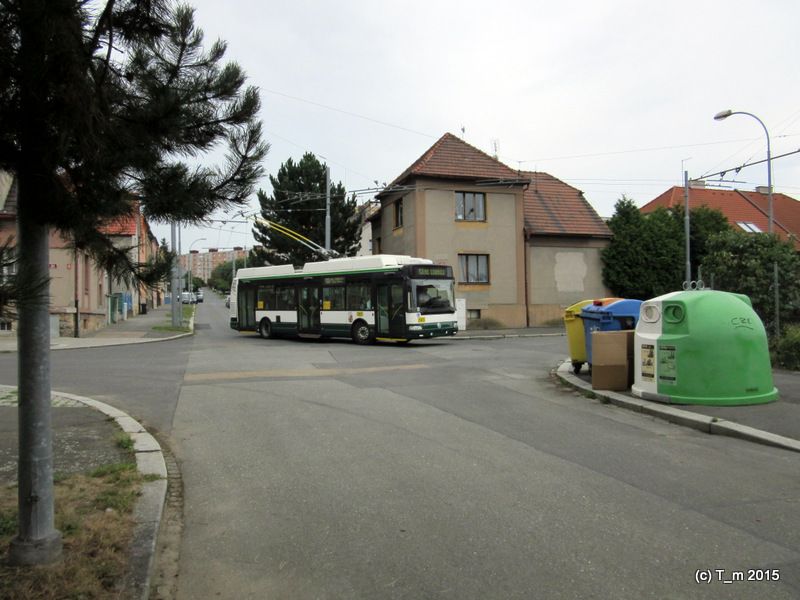 Trolejbus 503 mezi popelnicemi v Popelnicov ulici