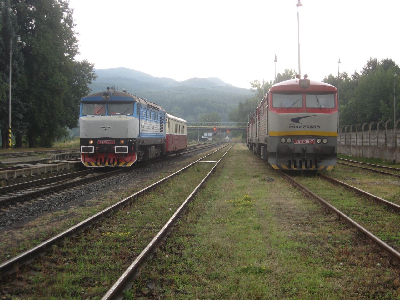 749.259 KC Doprava a 751.035 ZSSKC ve stanici Handlov. 