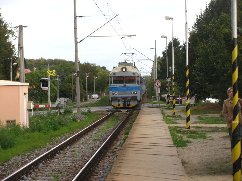 Osobn vlak z Kenovic hornho ndra pijd do zastvky jezd u Brna
