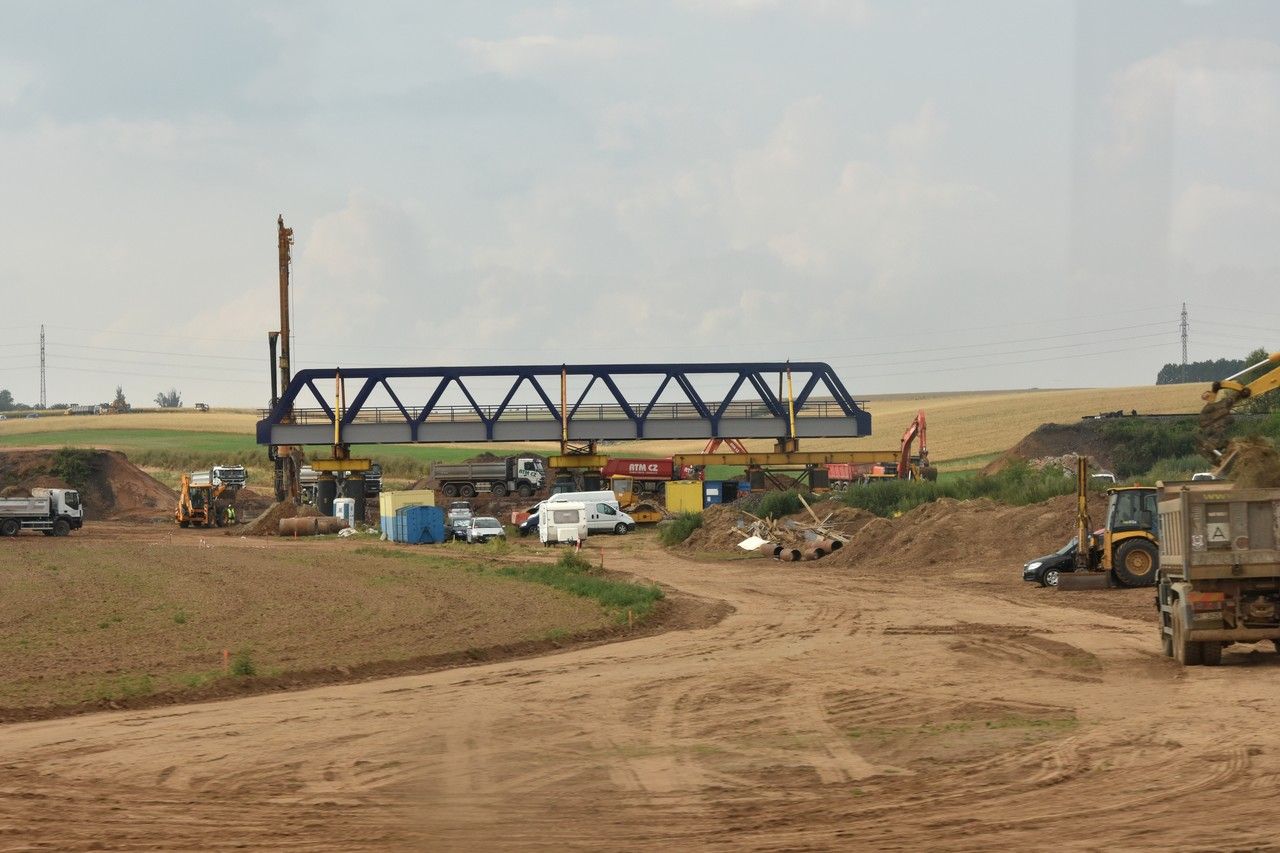 Stavba mostu nad budoucm sjezdem z dlnice D11 u Jarome (Jarom-Dvr Krlov n.L.); 30.7.2019