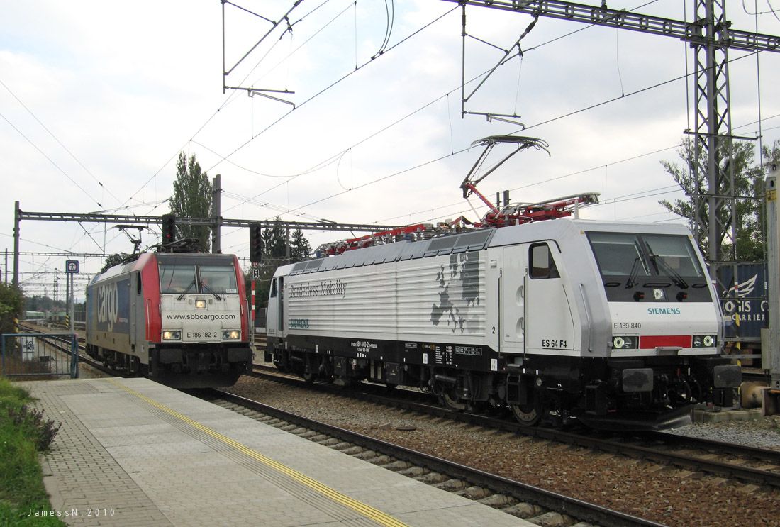 E 186 182 a E 189 840 Bombardier vedle Siemense, Praha-Uhnves