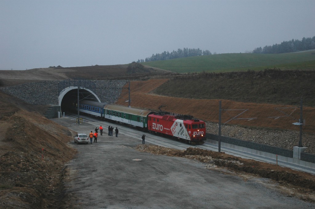 363.086 v ele Os 8272, kter jako prvn projel Votickch tunel; 25.11.2011