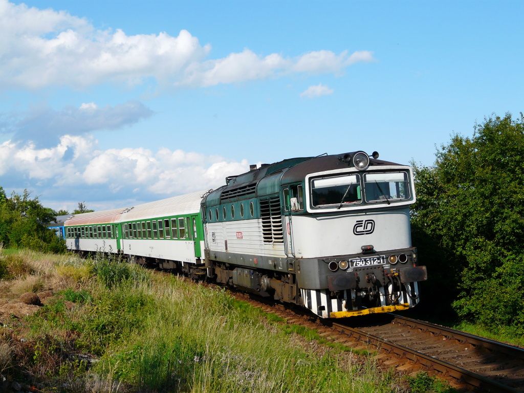 750 312-1 s vlakem R 856 Metuje mezi Rychnovkem a Jarom
