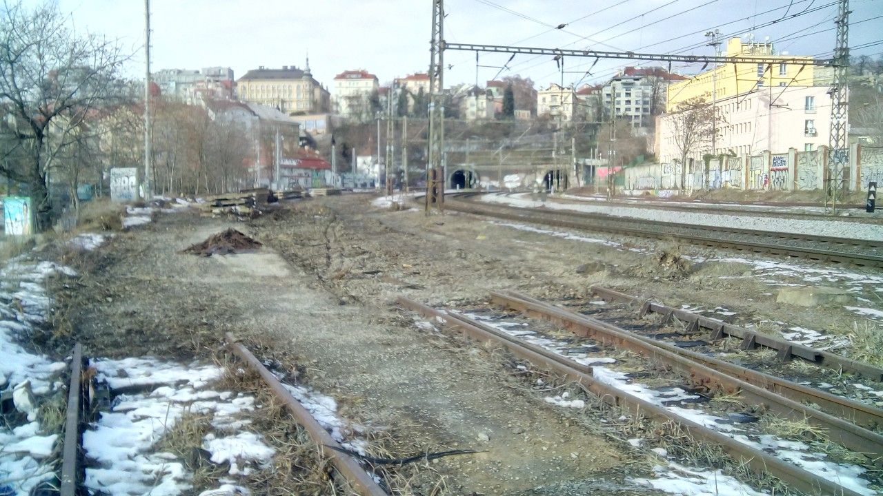 Praha-Vrovice os.n. 9.2.2019: u tunelu vlevo vytrhno