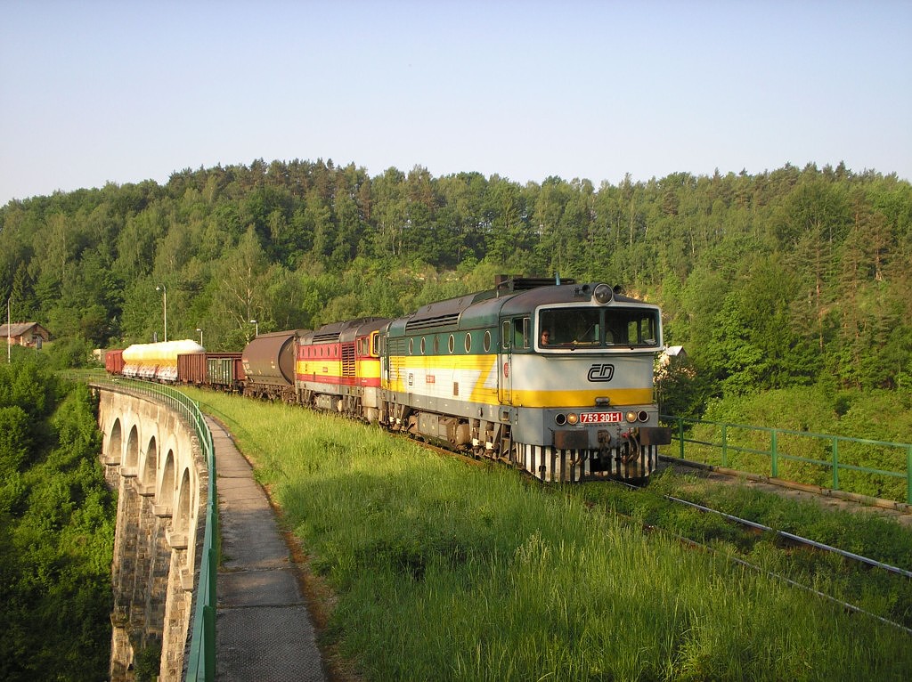 753-301 + 073 na viaduktu na Sychrov 25.5.2007