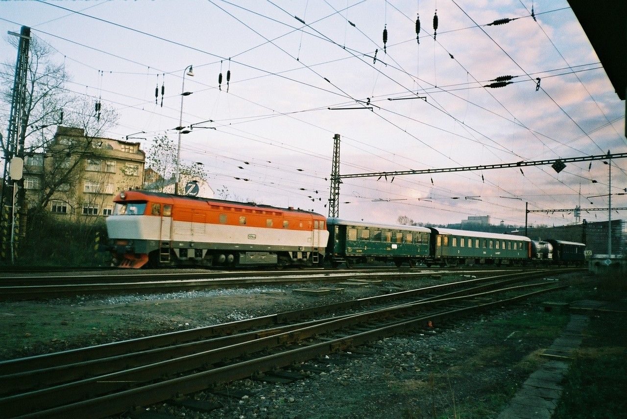 751.004 pijd v soupravovm vlaku z Krnova do st. Praha-Bubny, 10.11.2002