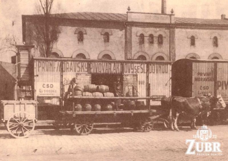 Chladic vozy perovskho pivovaru; v pozad strojrna Kokora