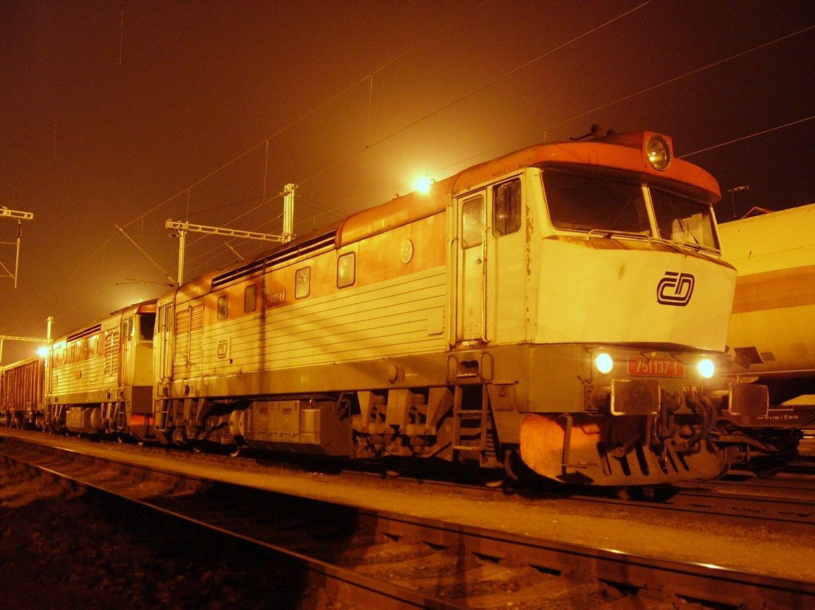 751.137-1 + 751.145-4 po pistaven na vlak 44244 v Tniti nad Orlic, rno dne 29.12.2007