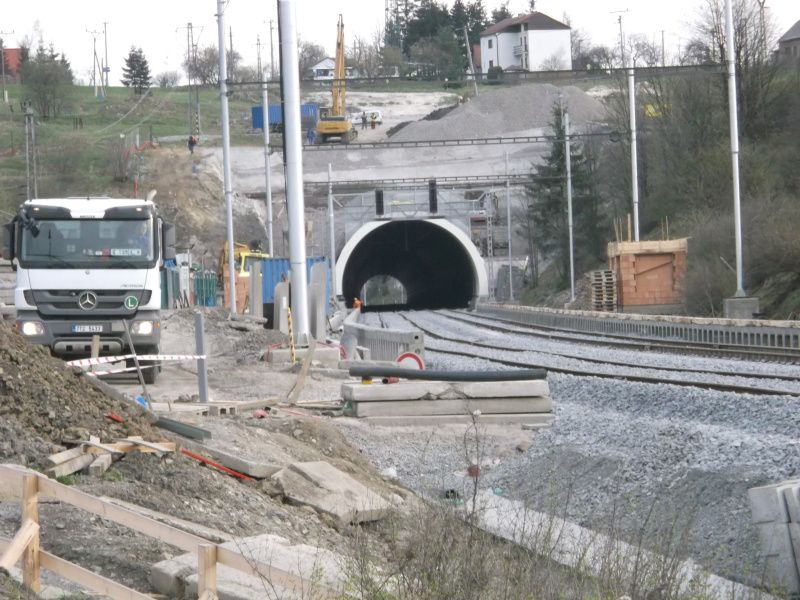 Nov dvoukolejn tunel ji s poloenmi kolejemi.