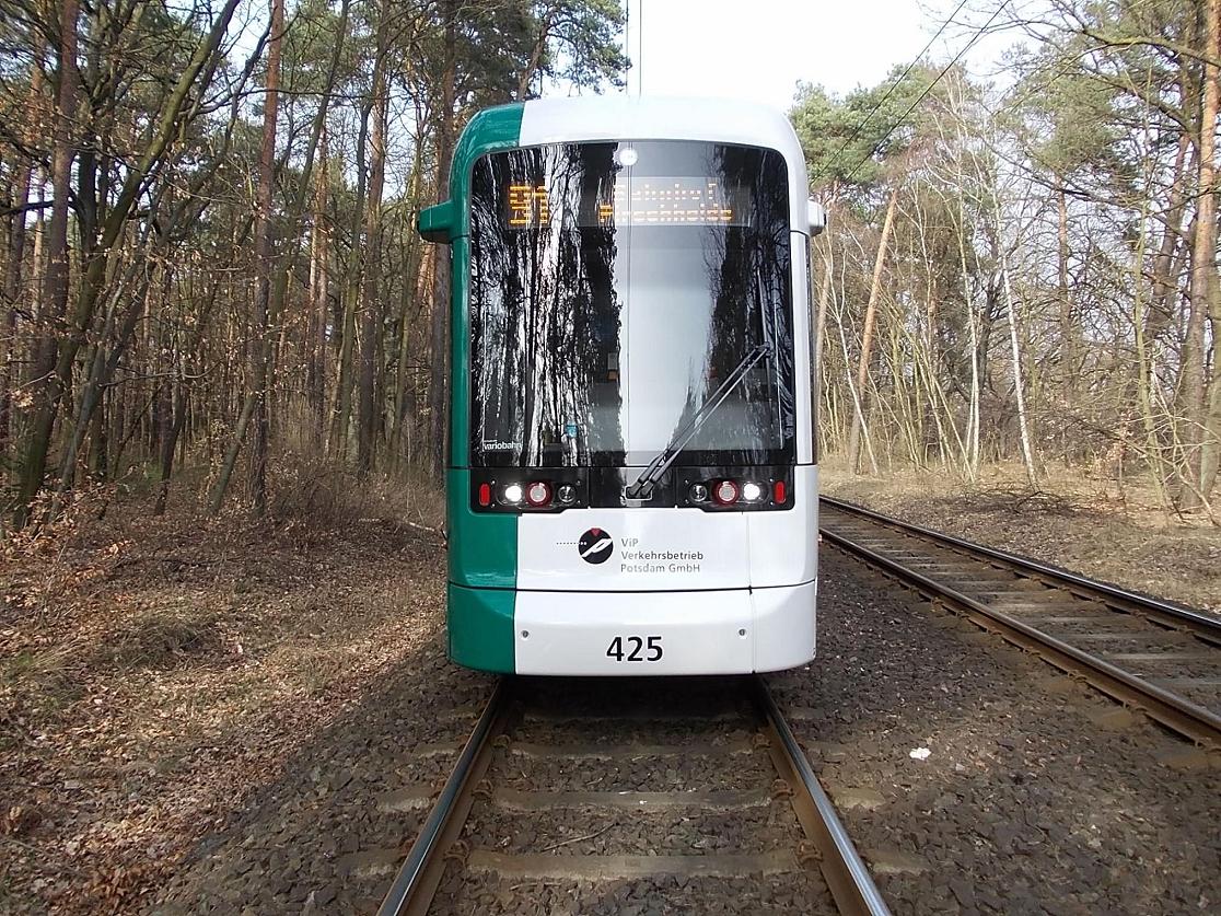 Nejnovj typ tramvaje STADLER Variobahn kousek ped zastvkou Bahnhof Pirschheide