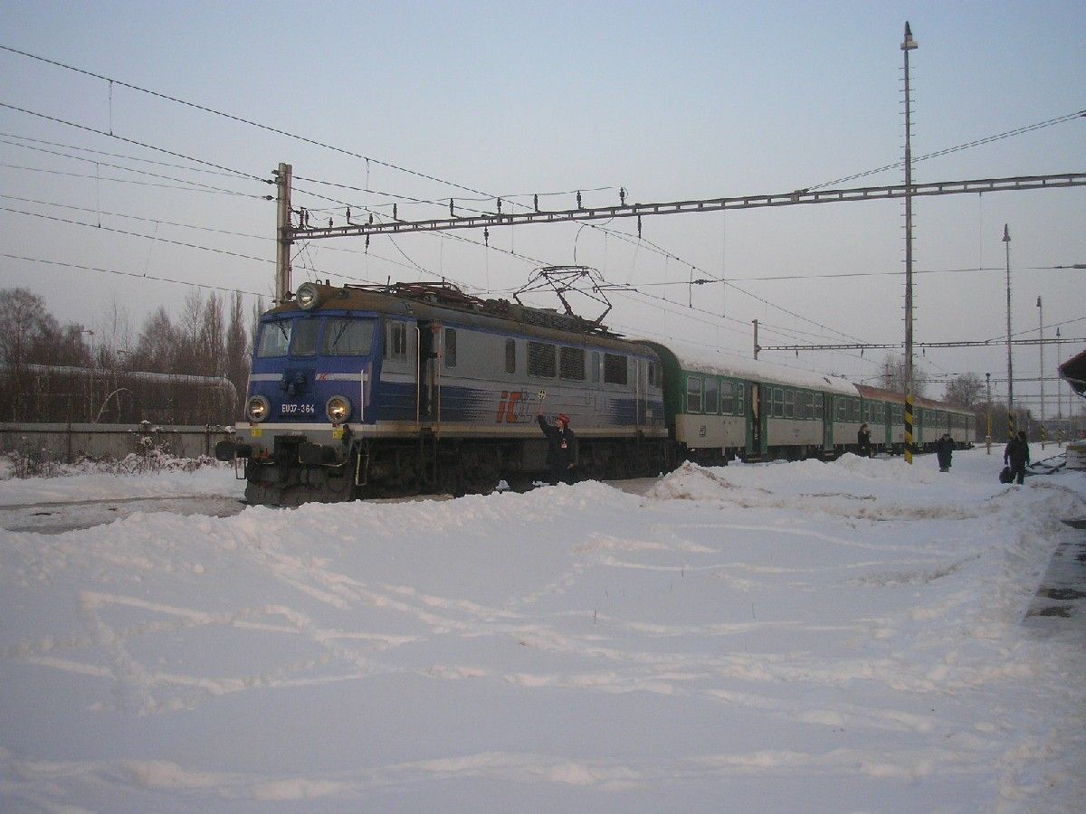 EU07 364 dostala rozkaz k odjezdu ze stanice Hradec Krlov Slezsk Pedmst