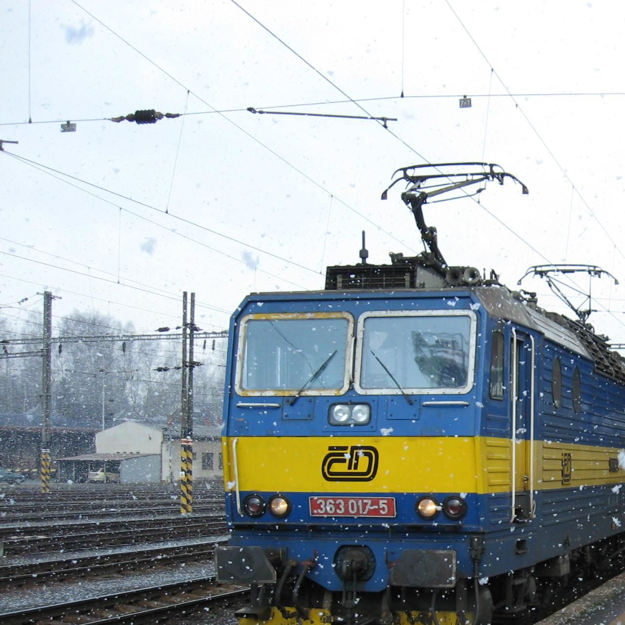 Eso 363.017 v ele osobnho vlaku v Havlkov Brod (jaro 2008),