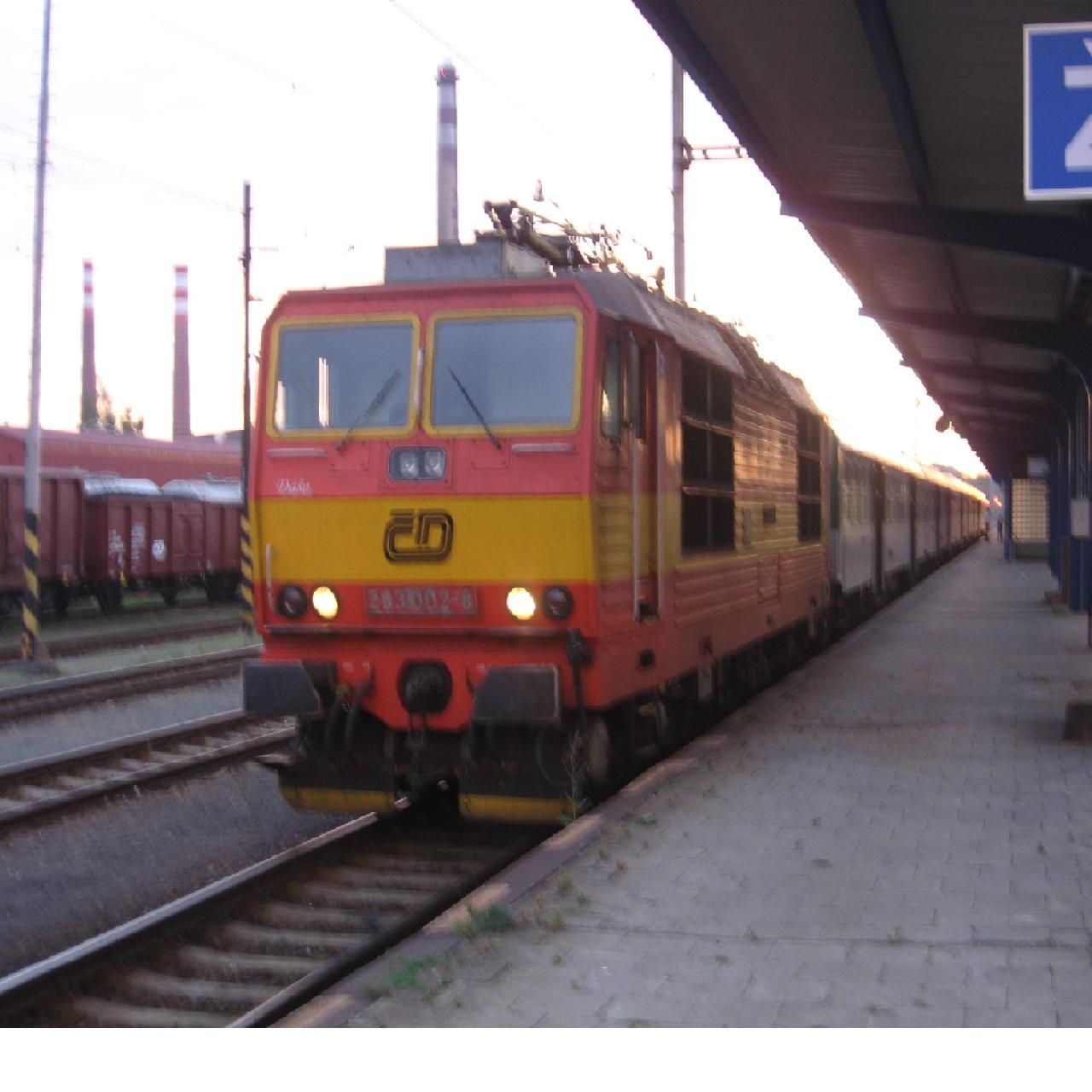 Da 263.002 v ele osobnho vlaku na Brno ek na odjezd ve ru nad Szavou.