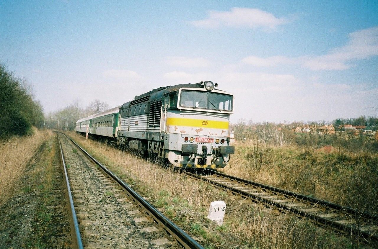750.287 odjd ve vlaku (?) do Prahy ze st. Rakovnk, duben 2002