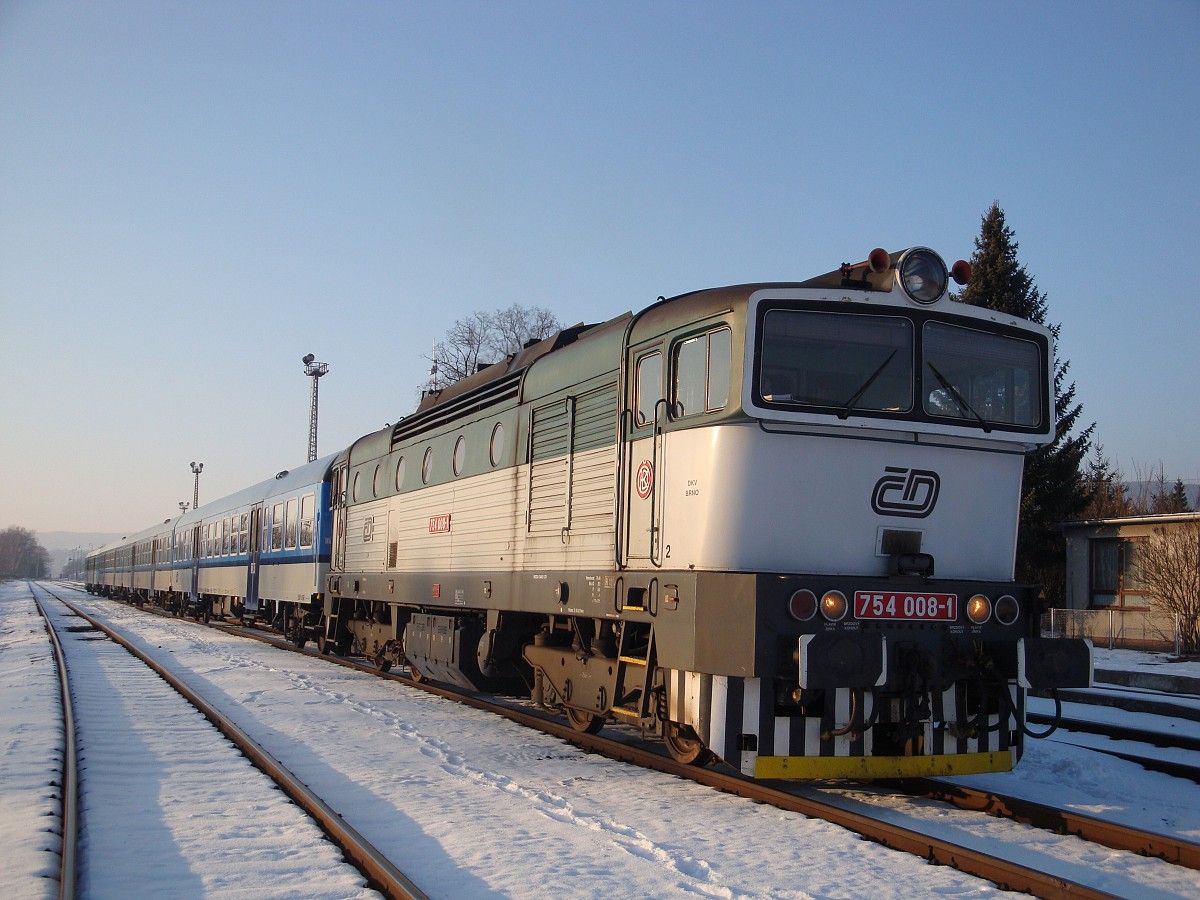 754.008-1 v Bylnici na vlaku Os3861 dne 30.1.2011