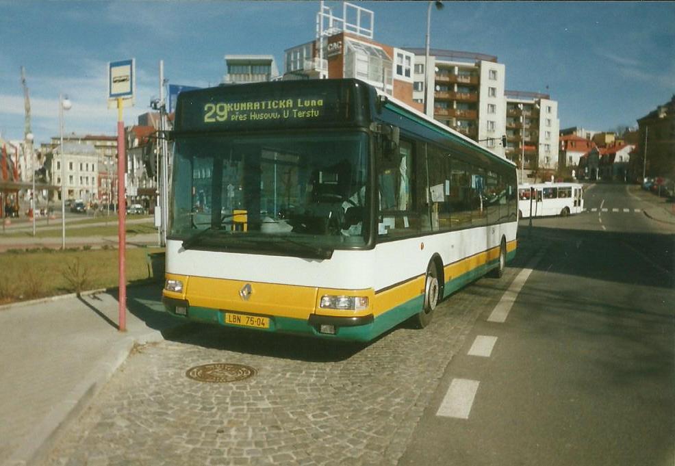354 odstaven v terminle ve vstupu linky 29 (3/2002)
