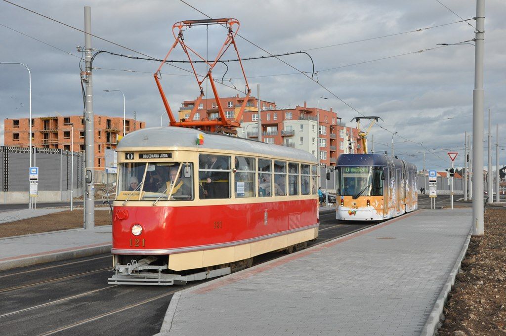 Tramvaj T1 . 121 a Inka . 362 (vnon) v konvoji na oteven tramvajov trati, Plze, 15.12.2019