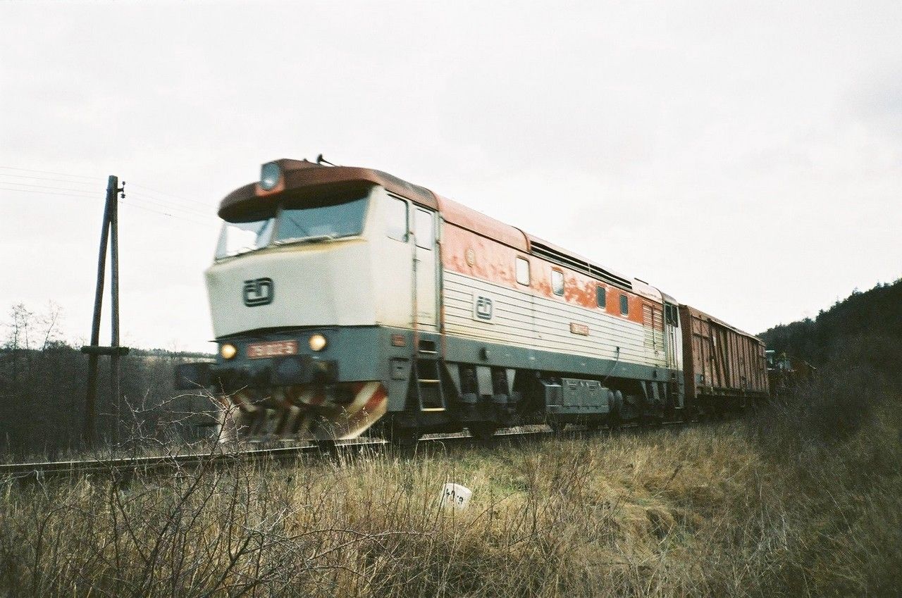 751.022 se bl k Rakovnku v nkl. vlaku z Berouna 11.2.2002