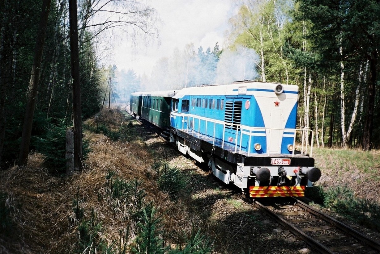 T 435.040 ve zvl. vlaku do evniova pi jzd z Lun, 27.4.2003