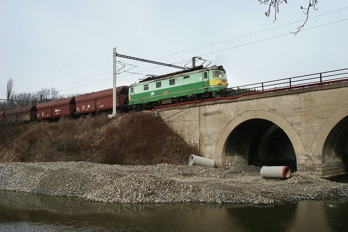 Pod viadukt pes Kyjsk rybnk u vede pjezdov cesta. Na druh stran mostu se zakldaj PHS.