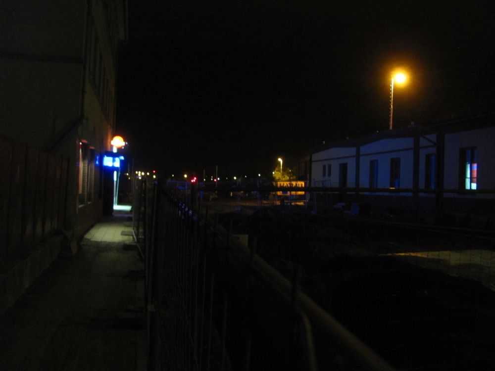 Ponkud temn (= cesta od/k vlaku v st. Teb) Ndran ulice bez poulinch lamp...
