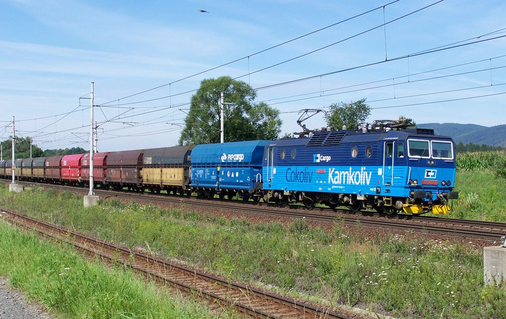 363 022-5 veze svuj vlak ped Hranicema na Morav 27.7.2009
