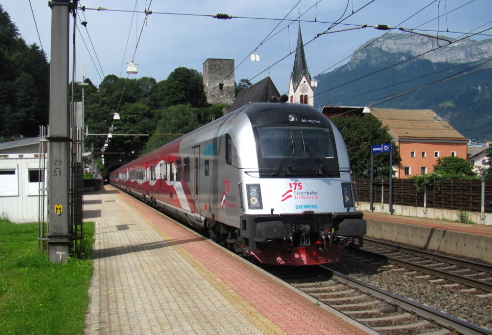 Souprava RailJet s polepenm ke 175. vro eleznice v Rakousku, projd zast. Rattenberg-Kramsach