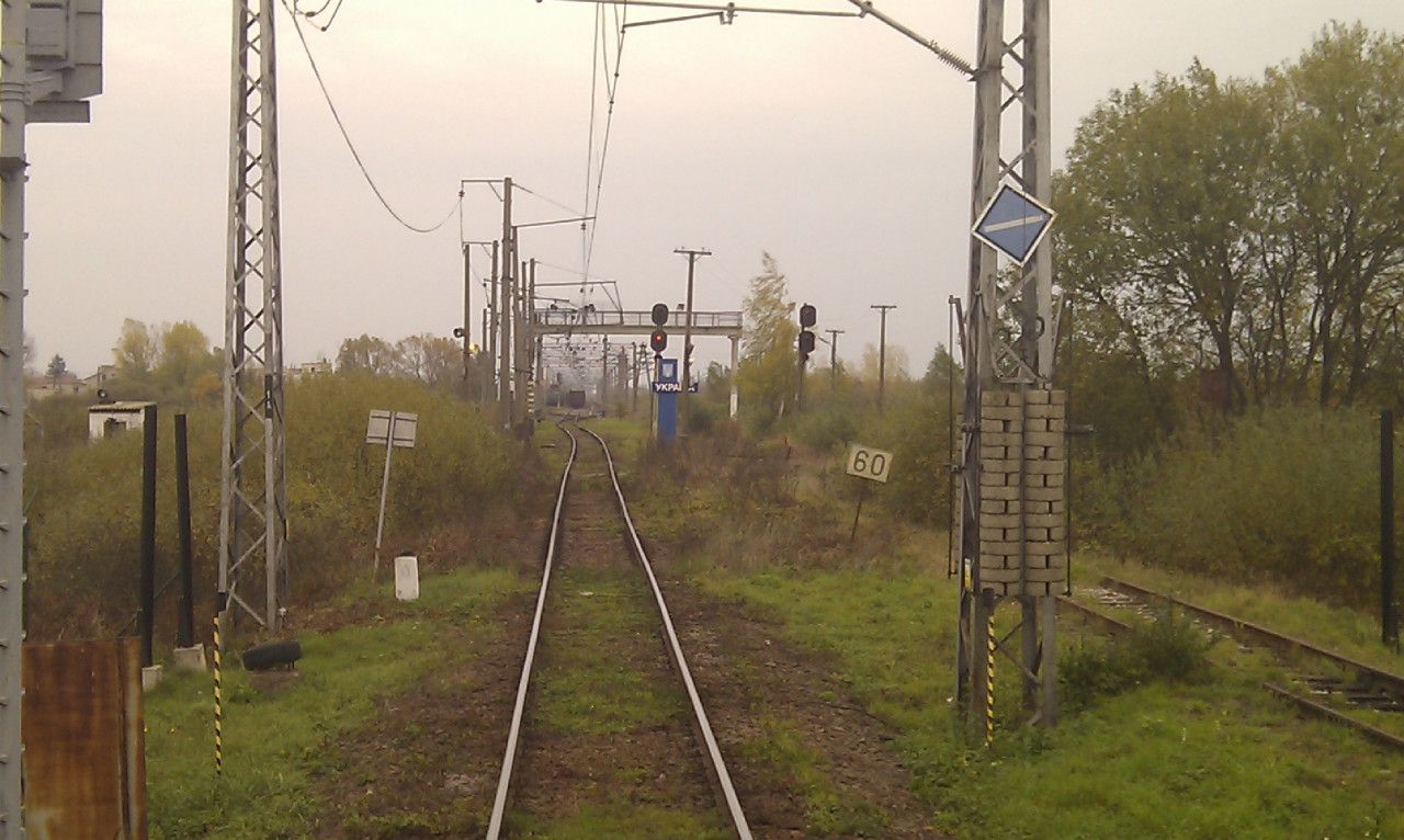 Jet jednou pohled z ela vlaku na Ukrajinu, u vjezdovho nvstidla patrn npis 