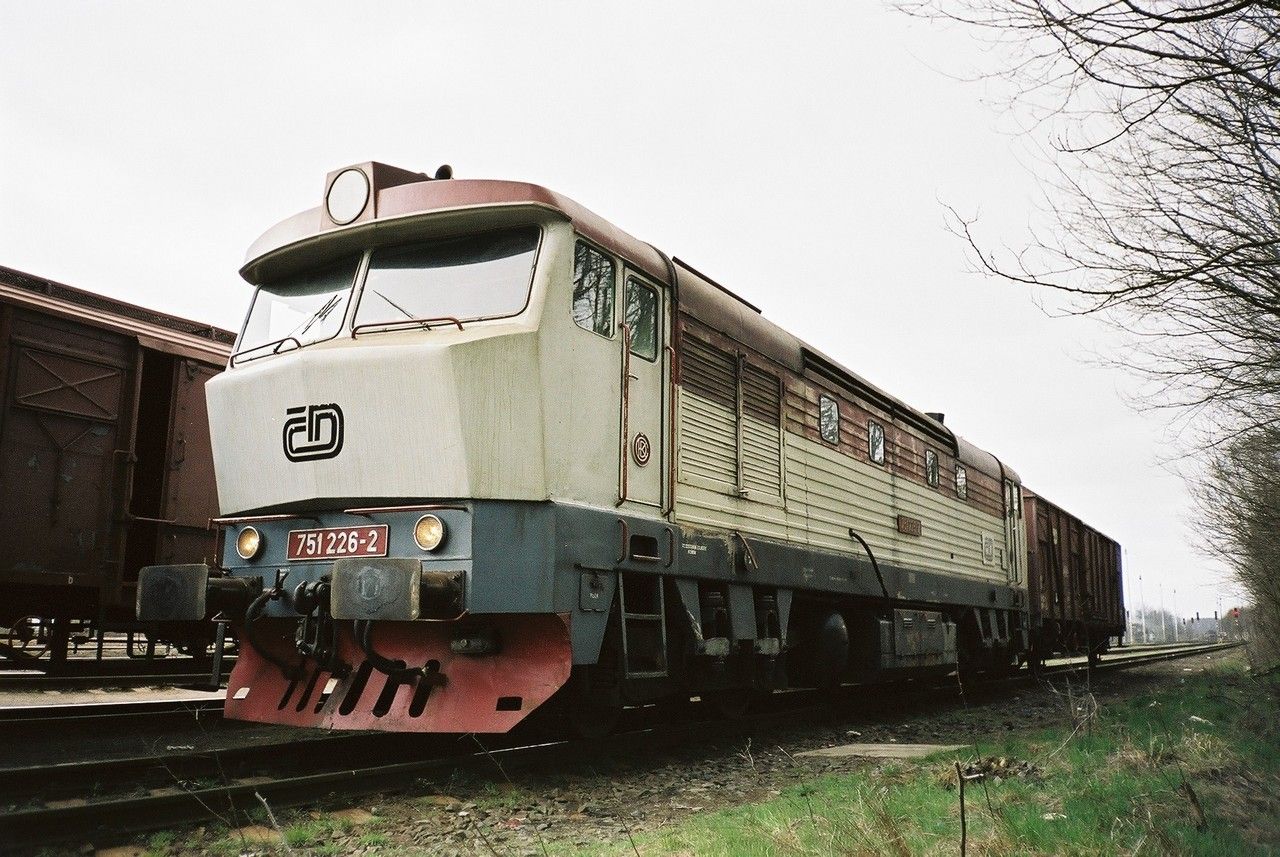 751.226 (DKV Louny) z roku 1971 v st. Hostivice, 5.4.2003