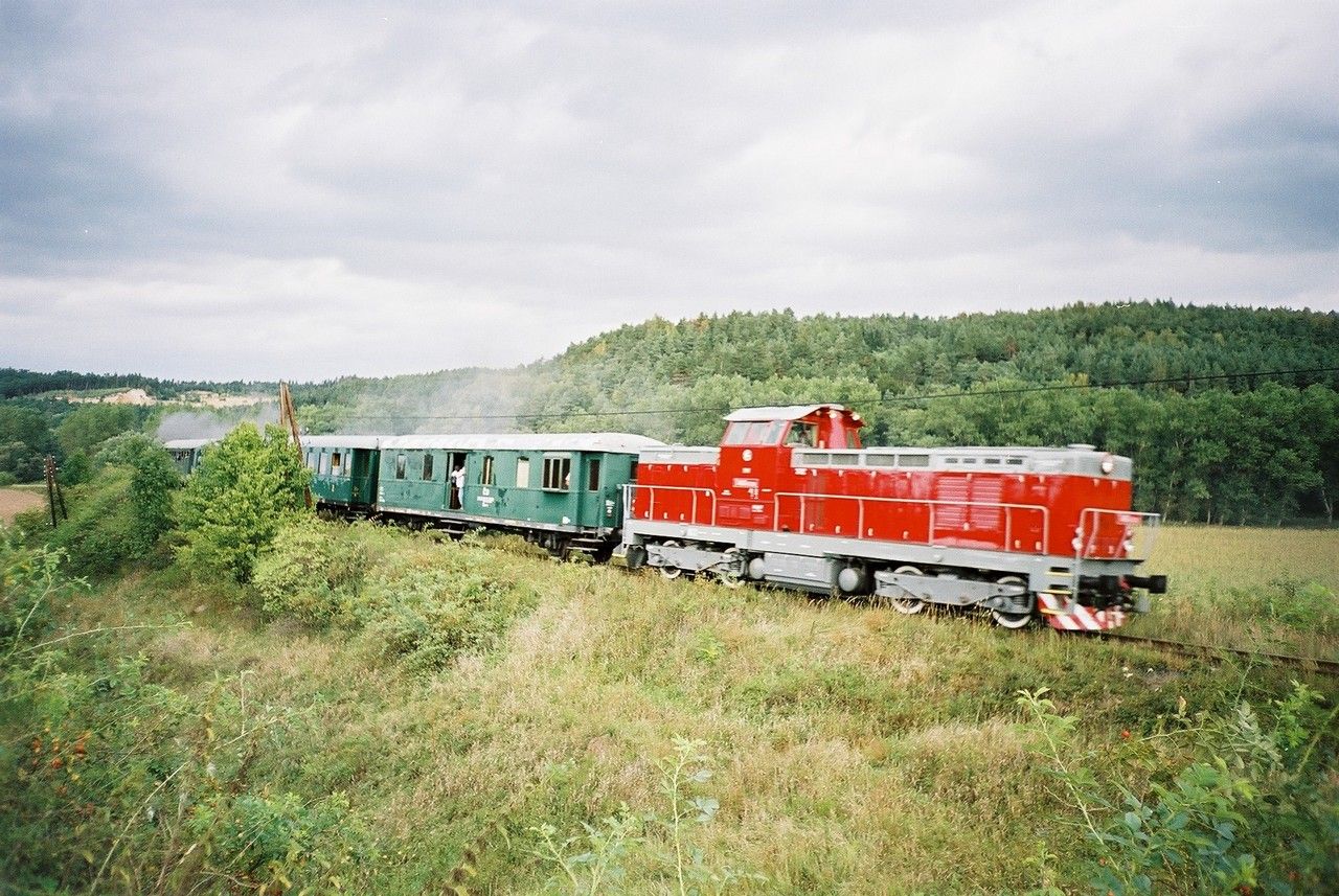 T 466.0286 na postrku zvl. vlaku z Kralovic do Lun odjd z Rakovnka 30.8.2003