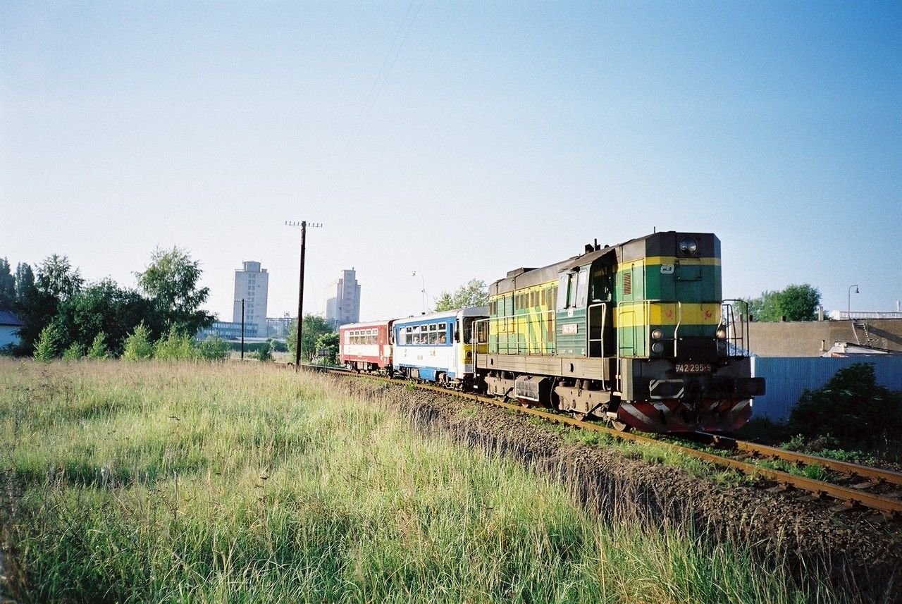 742.295 (DKV Louny) na ppei 810, v Os do Beova odjd z Rakovnka (od. 6:35), 30.5.2003